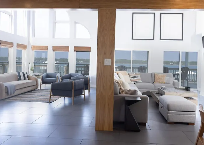 Steps To Gulf & Private Lagoon Amenities *