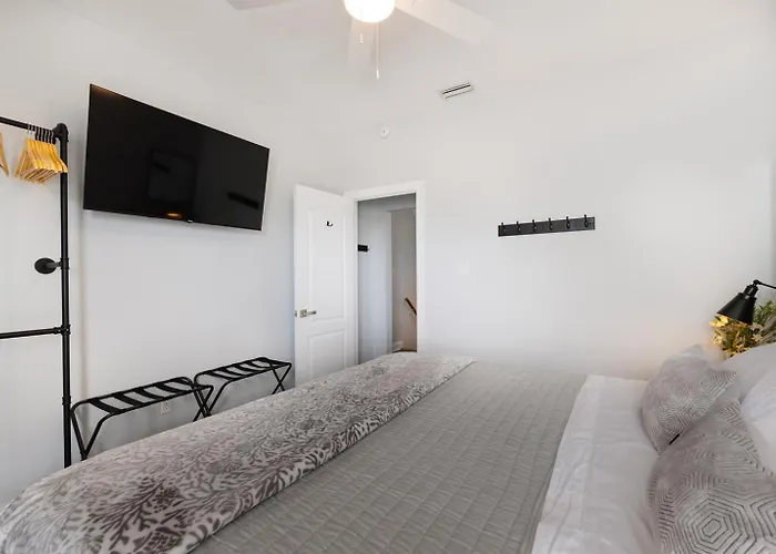 Steps To Gulf & Private Lagoon Amenities *