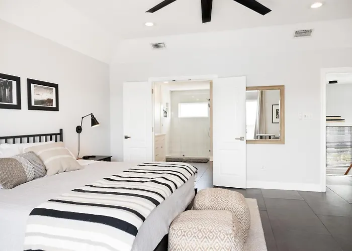 Holiday home Steps To Gulf & Private Lagoon Amenities *