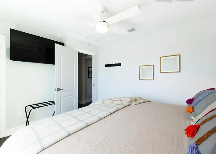 Holiday home Steps To Gulf & Private Lagoon Amenities *
